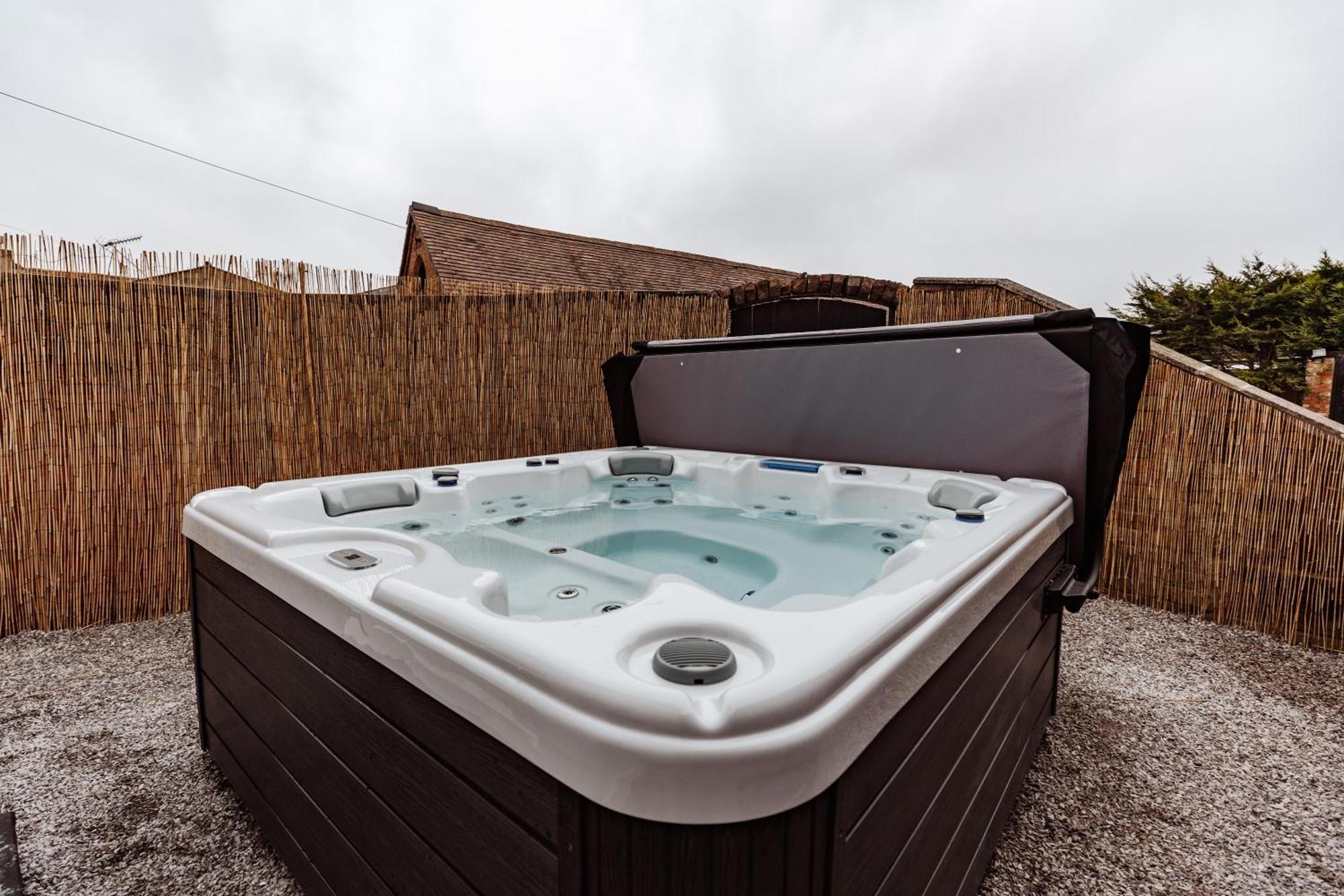 House With A Cinema And Games Room, Sleeps 17 Shrewsbury Exteriér fotografie